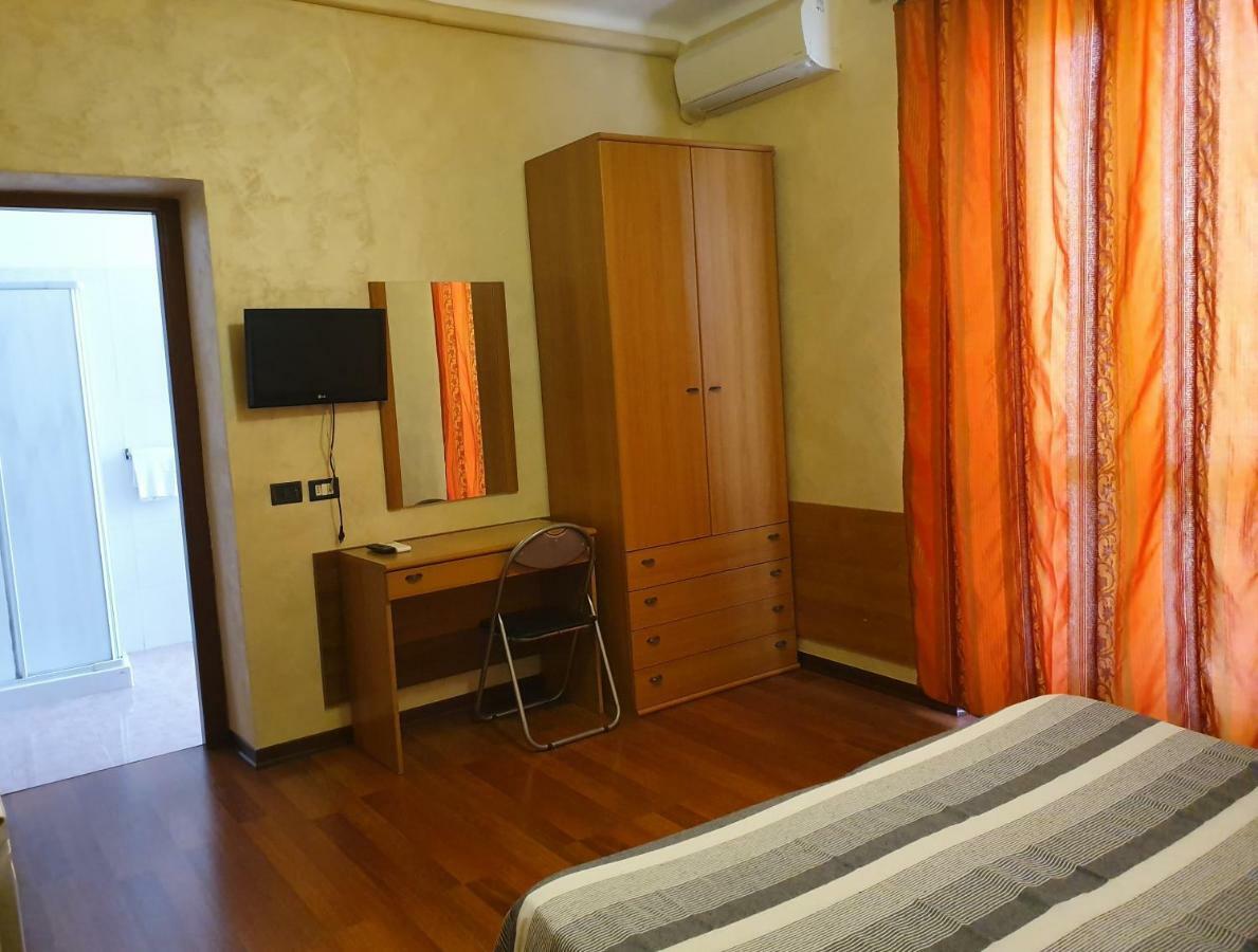 Albergo Leon D'Oro Castel San Giovanni  Bagian luar foto
