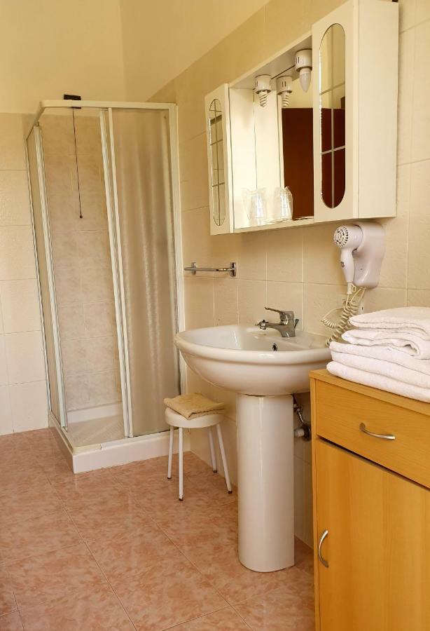 Albergo Leon D'Oro Castel San Giovanni  Bagian luar foto