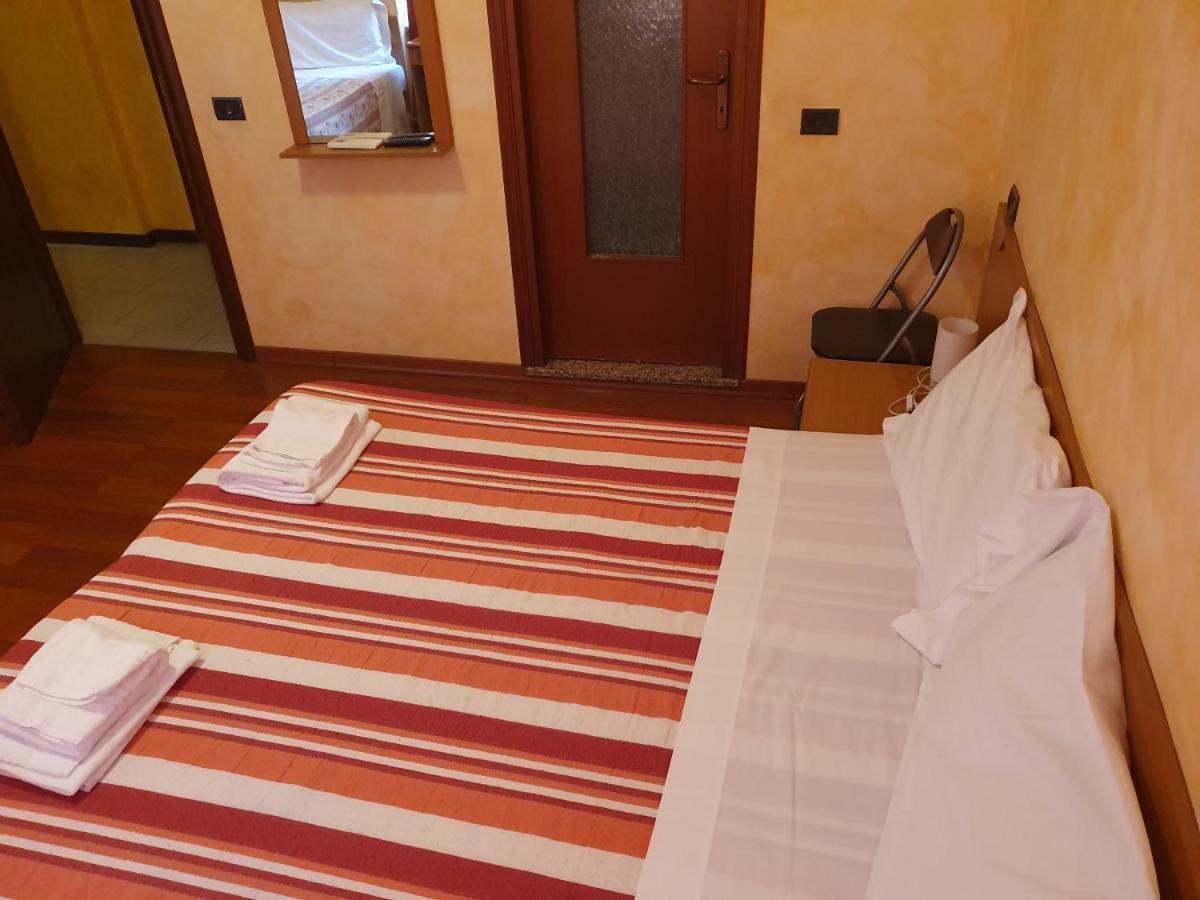 Albergo Leon D'Oro Castel San Giovanni  Bagian luar foto